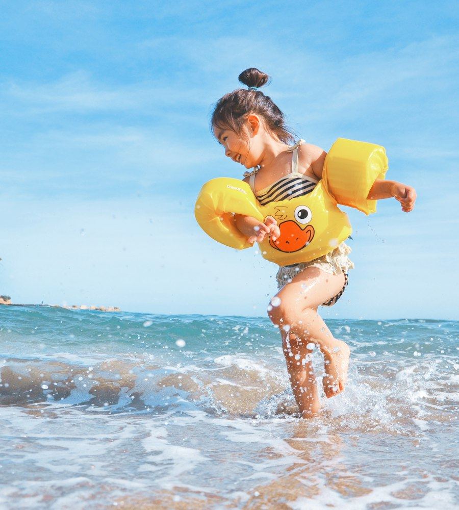 Bambina che gioca in riva al mare