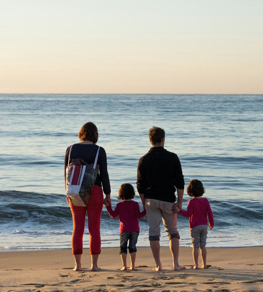Famiglia in vacanza al mare